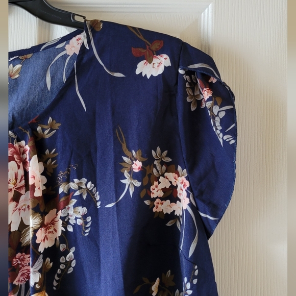 Floral Plus-Size 4x Cap sleeve blouse - Picture 5 of 8
